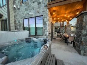 Brand New! Private hot tub, bunk room and walkable to restaurants/shops
